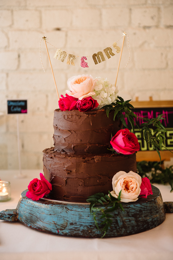 Contemporary wedding cake | Photo by Jerome Cole photography |  Florist Prunella | Read more - http://www.100layercake.com/blog/?p=75347