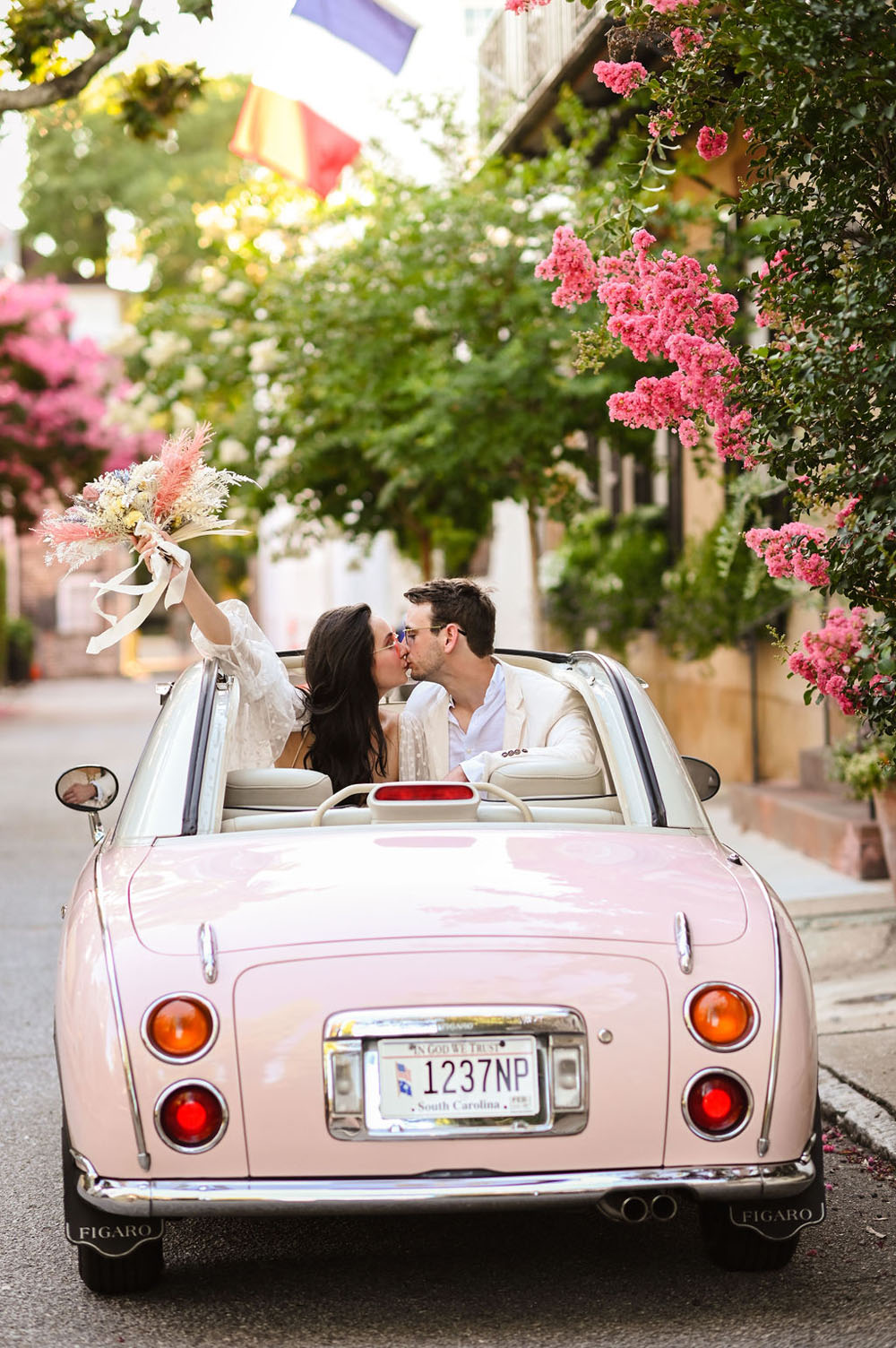 Colorful coastal elopement inspiration in Charleston