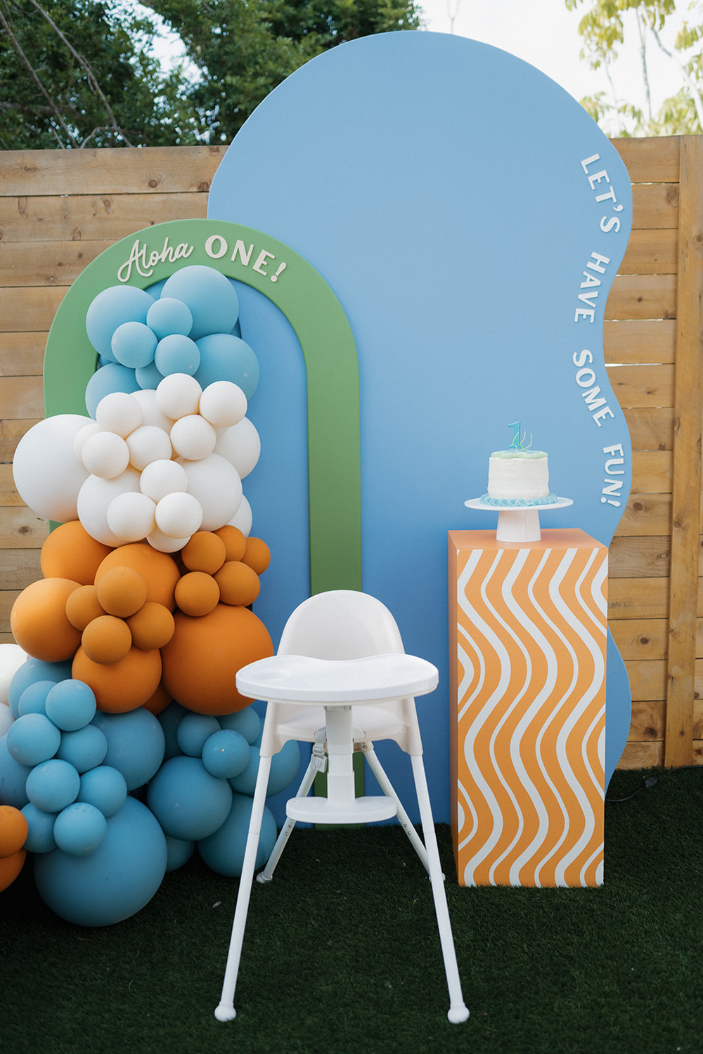 first birthday cake smash with balloon backdrop