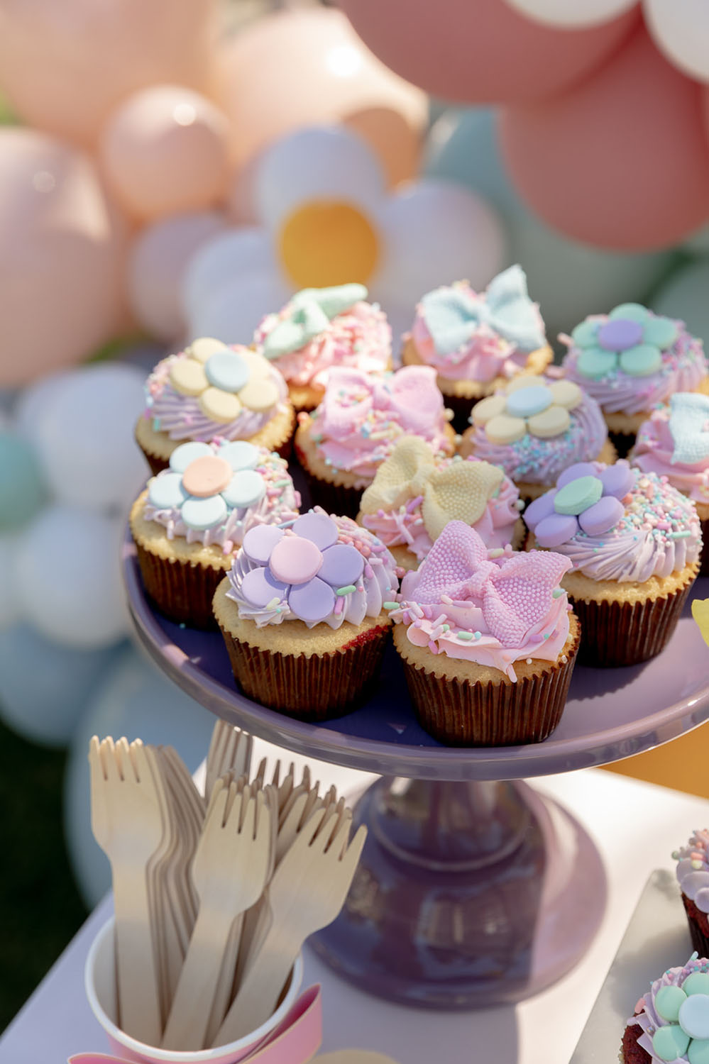 pastel daisy and bows cupcakes