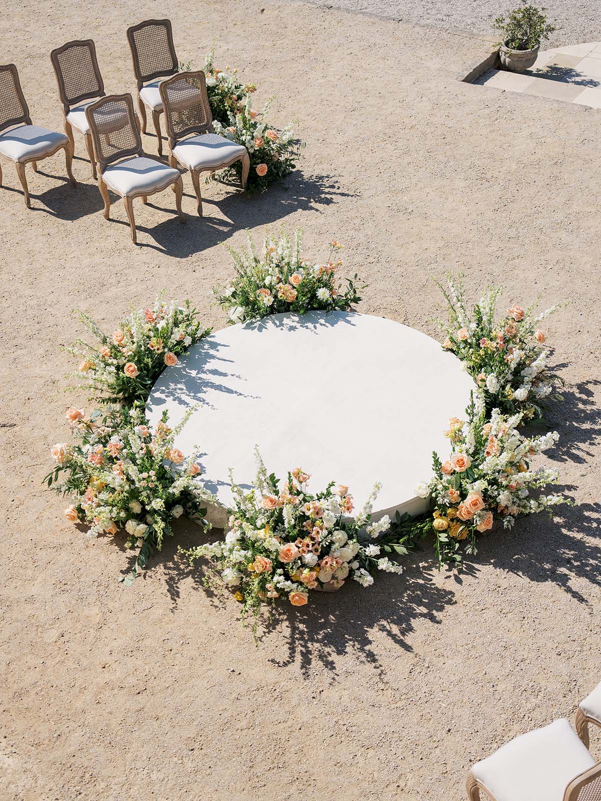 floral round ceremony platform for wedding