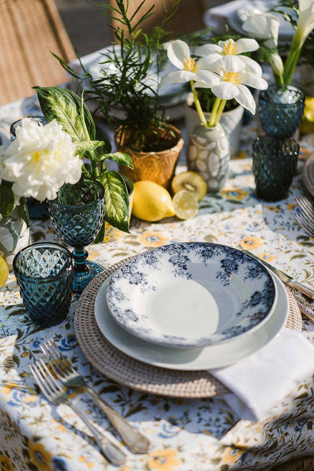 elegant blue place settings for wedding table