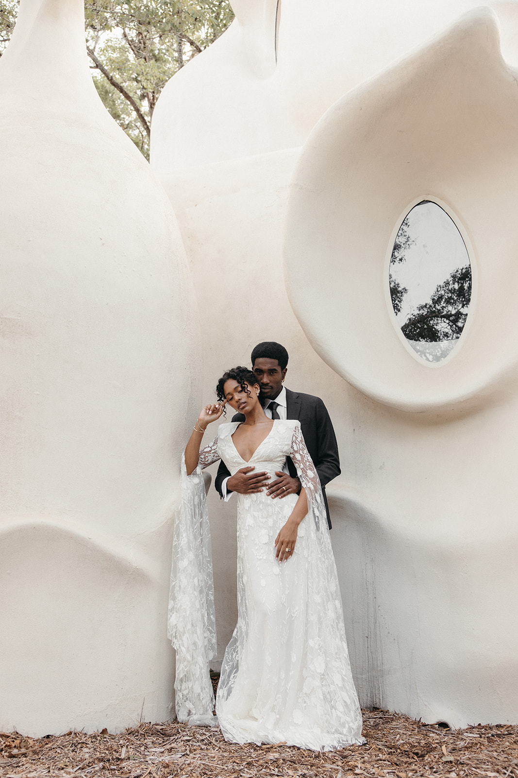 couples portraits at unique curved 1970s wedding venue in Austin